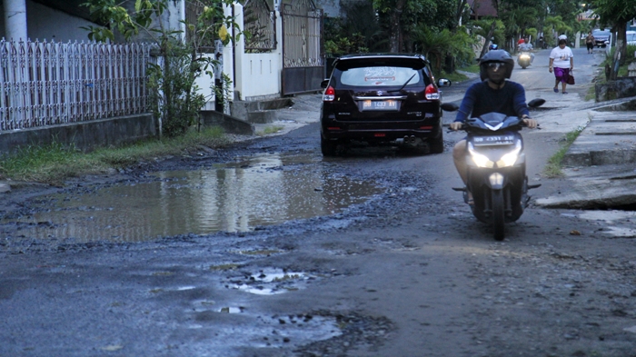 jalan-rusak_20180326_203000.jpg