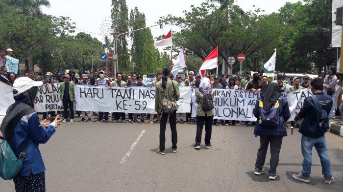 LINK LIVE STREAMING Demo Mahasiswa di Depan Gedung DPR RI, Pendemo Lakukan Aksi Panjat Pagar