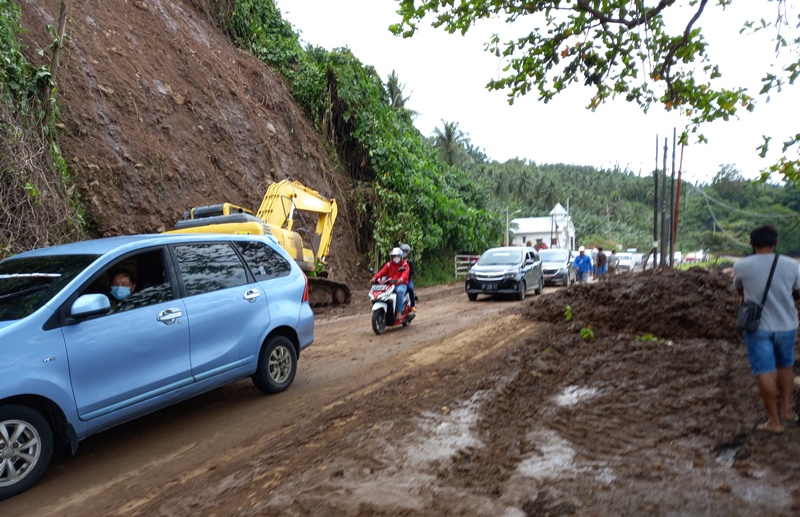 jalan-trans-sulawesi-di-koha-minahasa-tertutup-longsor.jpg