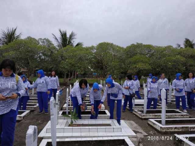Sambut HUT ke-72 Jalasenastri, Korcab VIII DJA II Kerja Bakti di Taman Makam Pahlawan Kairagi