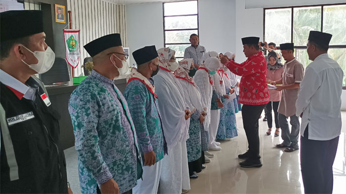 jamaah-calon-haji-pemkab-bolsel-melakukan-pelepasan-jch-468i4.jpg