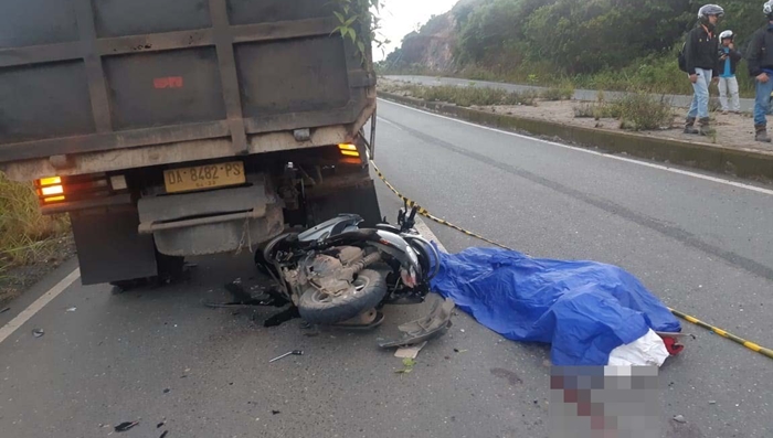Kecelakaan Maut Pukul 05.40 Motor Scoopy Tabrak Truk yang Mogok, Pengendara Tewas di Tempat
