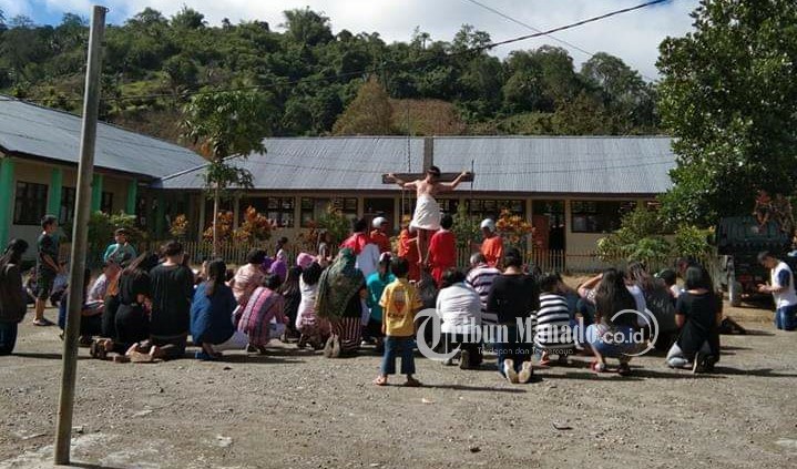 Jemaat Katolik Imandi dan Tambun Lakukan Prosesi Jalan Salib
