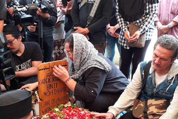 Jenazah Almarhumah Ade Irawan Dimakamkan dalam Satu Liang Lahat dengan Suaminya