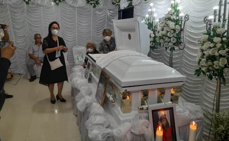 jenazah-grace-karundeng-tiba-di-rumah-duka-airmadidi-minut09.jpg
