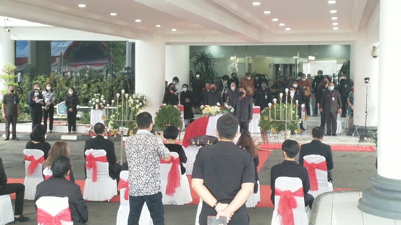 jenazah-mantan-gubernur-sulut-shs-disemayamkan-di-kantor-gubernur.jpg
