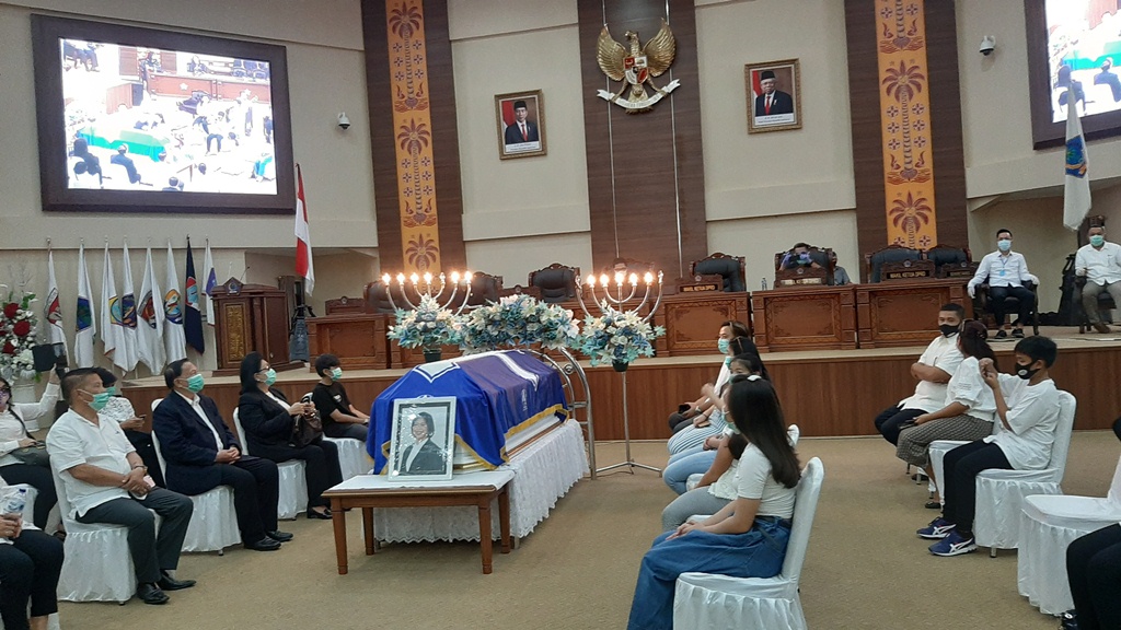 Ibadah Pelepasan di Gedung Cengkih, Jenazah Siska Mangindaan Dimakamkan di Pekuburan Sentosa