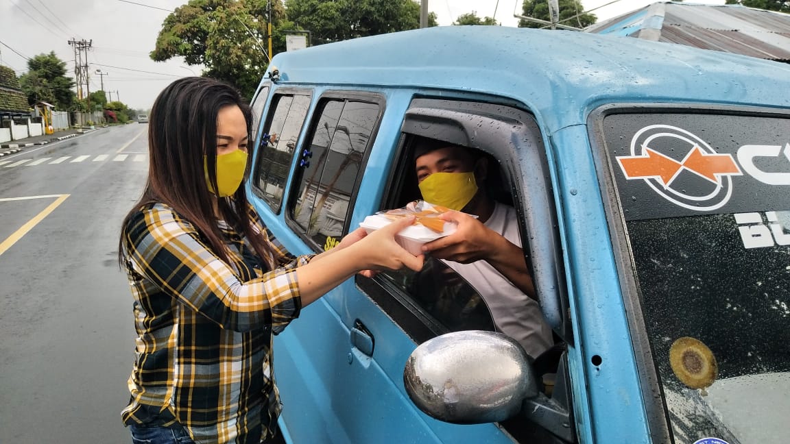 jenny-sompotan-bagi-bagikan-masker-dan-makanan-dari-sas.jpg