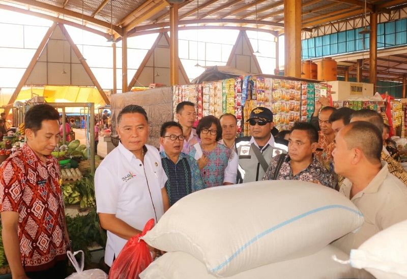 Wali Kota Tomohon Pantau Harga dan Stok Sembako di Pasar Beriman Jelang Natal dan Tahun Baru
