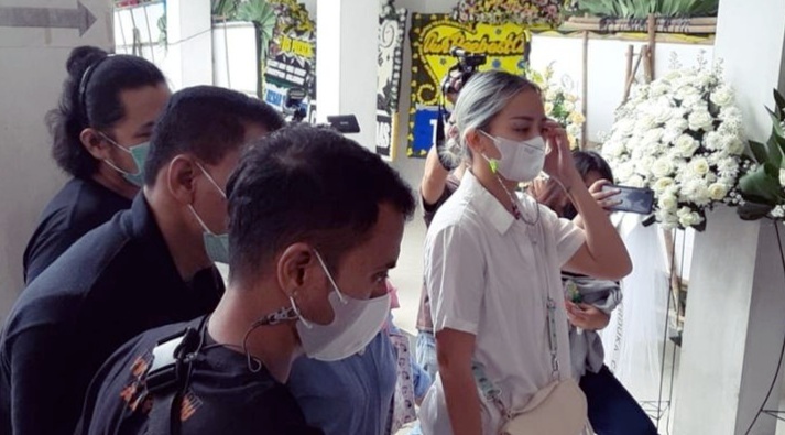 Suasana Haru-biru Joanna Alexandra Cium Jenazah Raditya Oloan, Datang Bersama Anak-anak Mereka