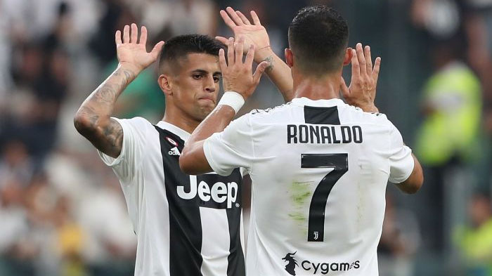 joao-cancelo-dan-cristiano-ronaldo_20181030_204940.jpg