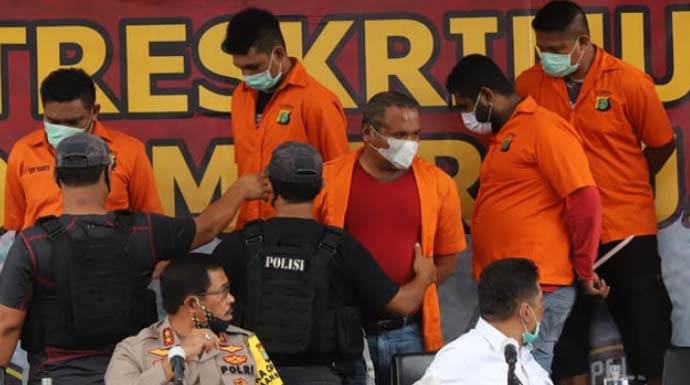 john-kei-bersama-anak-buahnya-saat-konferensi-pers-di-polda-metro-jaya.jpg