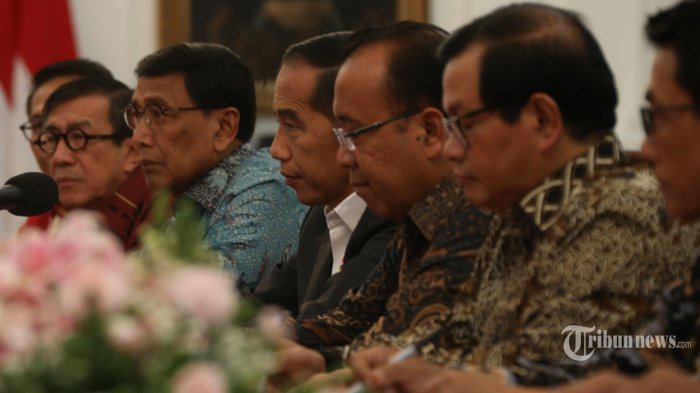 jokowi-audiensi-dpr-presiden-joko-widodo-tengah-didampingi-sejumlah-menteri.jpg