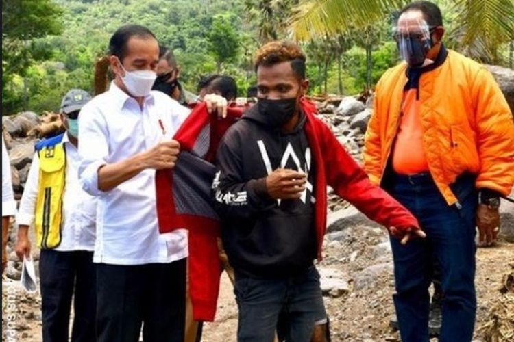 jokowi-beri-jaket-merahnya-kepada-fransiskus-warga-korban-banjir-bandang-di-ntt.jpg