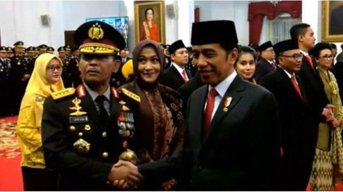 jokowi-resmi-lantik-idham-azis-24734.jpg