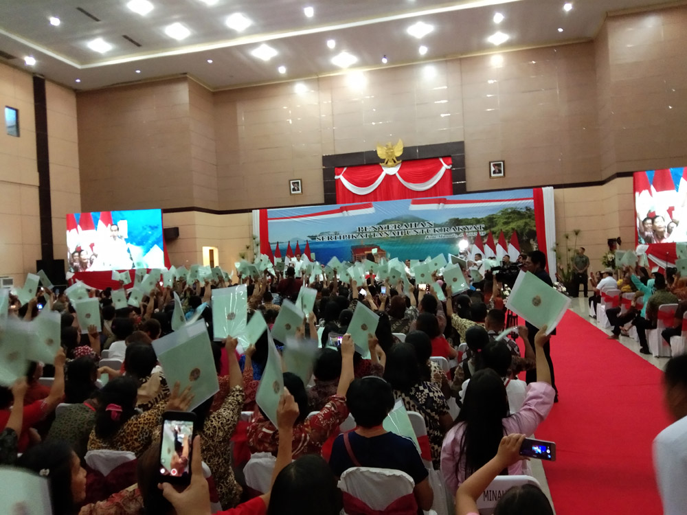 Serahkan 2000 Sertifikat Tanah, Jokowi Pesan Kepada Masyarakat Sulut Agar Disimpan di Dua Lemari