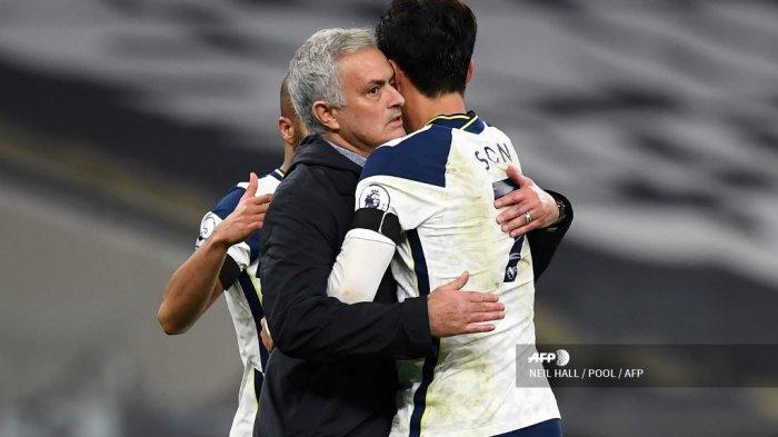 jose-mourinho-memeluk-striker-tottenham-hotspur.jpg