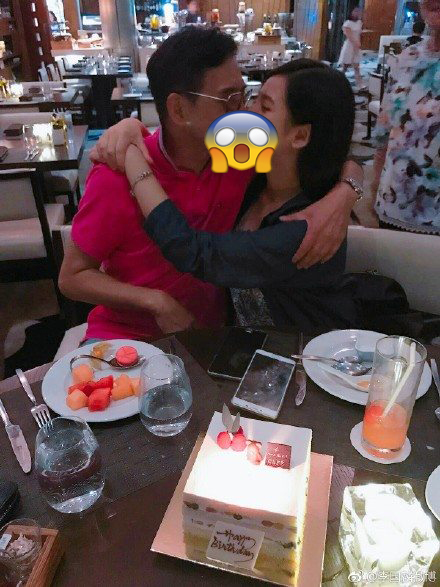 Gaya Ciuman Ayah dan Anak Ini Dianggap Tak Wajar, Begini kata Warganet