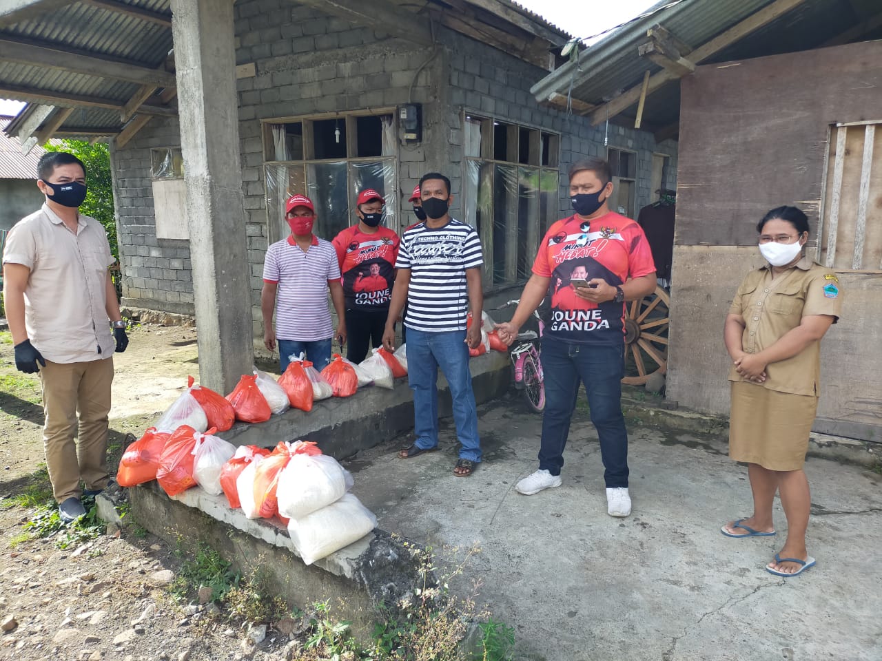 joune-ganda-bantu-sembako-warga-yang-lakukan-isolasi-mandiri-2134.jpg