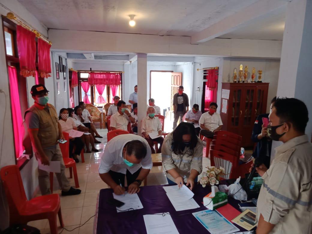 Jurusan Teknik Sipil Polimdo Pasang Rambu Tsunami di Desa Bentenan