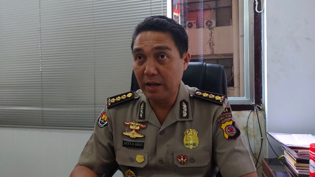 kabid-humas-polda-sulut-kombes-pol-jules-abraham-abast-sik-bahas-video-pelecehan.jpg