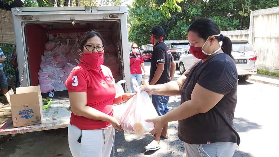 kader-pdip-manado-bantu-warga-terdampak-covid-19.jpg
