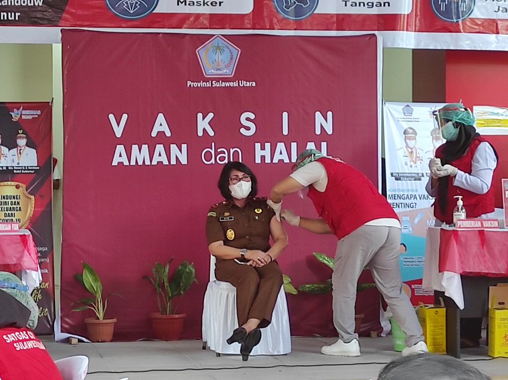 kajati-sulut-dapat-suntikan-vaksin-covid-19-dita-masyarakat-jangan-percaya-hoaks.jpg