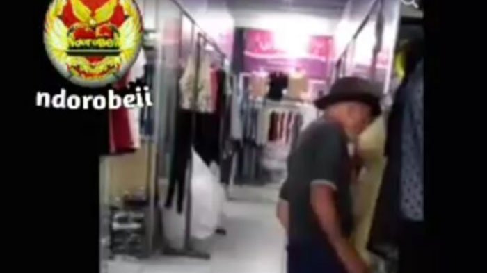 Alamak! Diduga Kelamaan Jadi Duda, Kakek ini Lakukan Hal Tak Terduga ke Mannequin