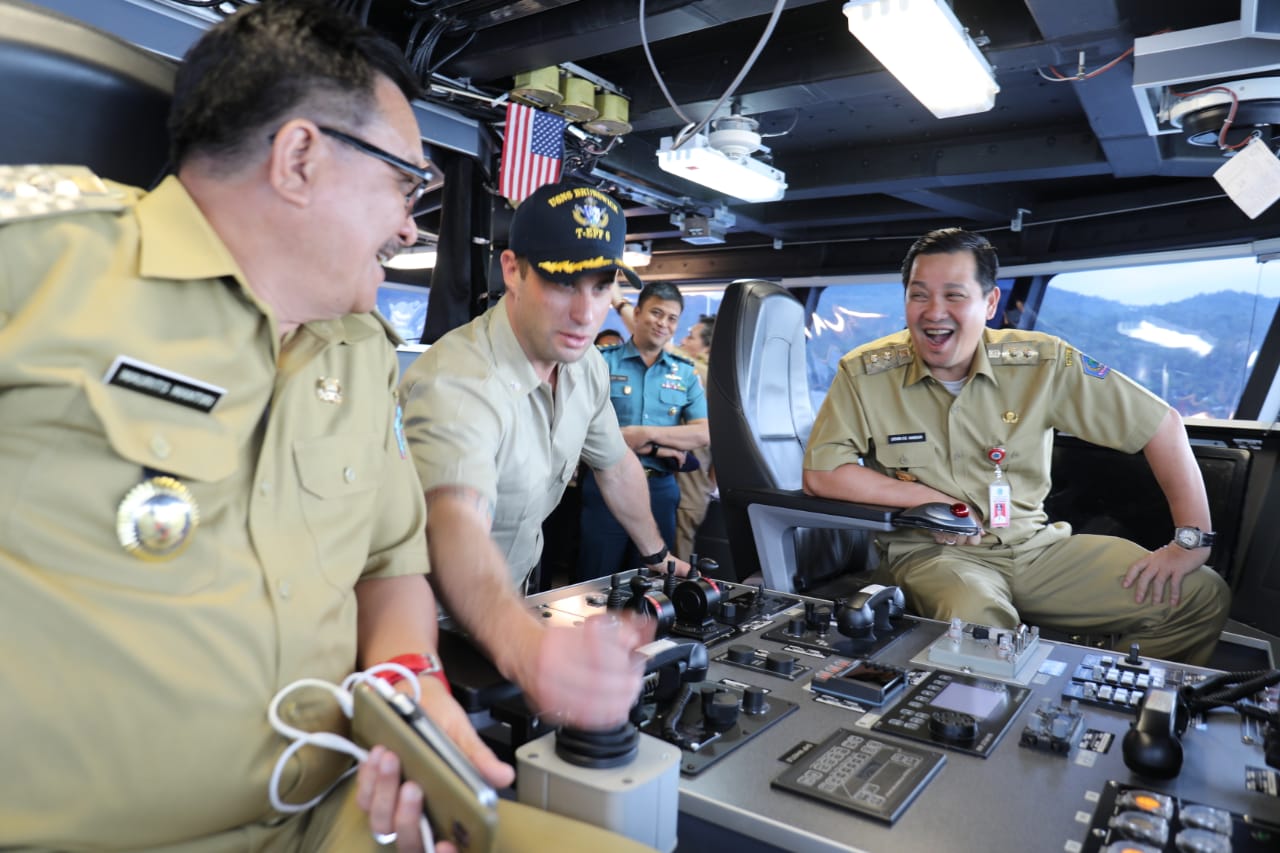 Kapal Militer AS Berlabuh di Bitung, Wagub Kandouw Diajak Kapten Kapal Lihat Ruang Kendali