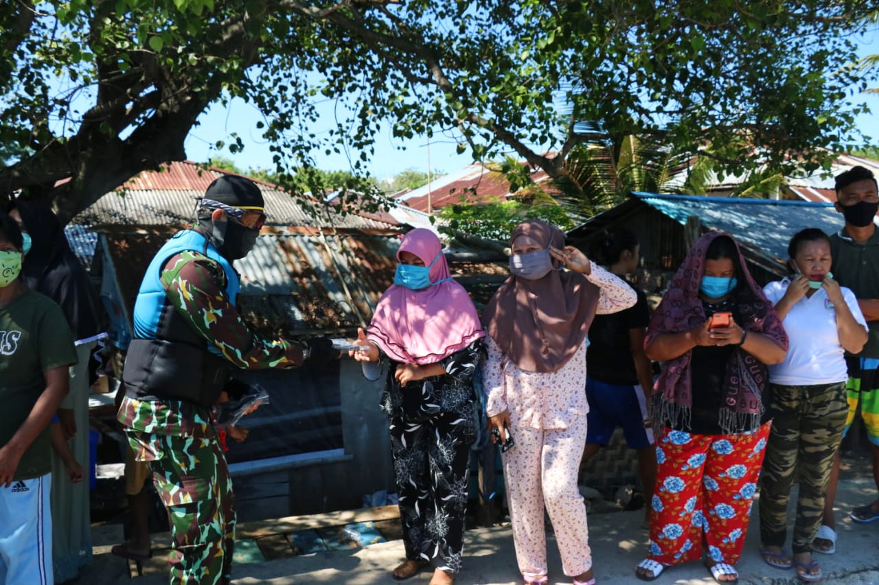 kapolda-beserta-forkopimda-sulut-sisir-pulau-di-minut-bagikan-sembako-dan-masker.jpg