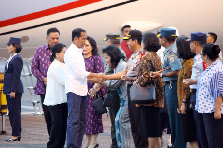 kapolda-sulut-dan-istri-juga-turut-sambut-presiden-ri-3.jpg