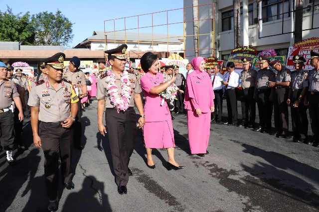kapolda-sulut-irjen-pol-remigius-sigid-tri-hardjanto-saat-mendapat-sambutan.jpg