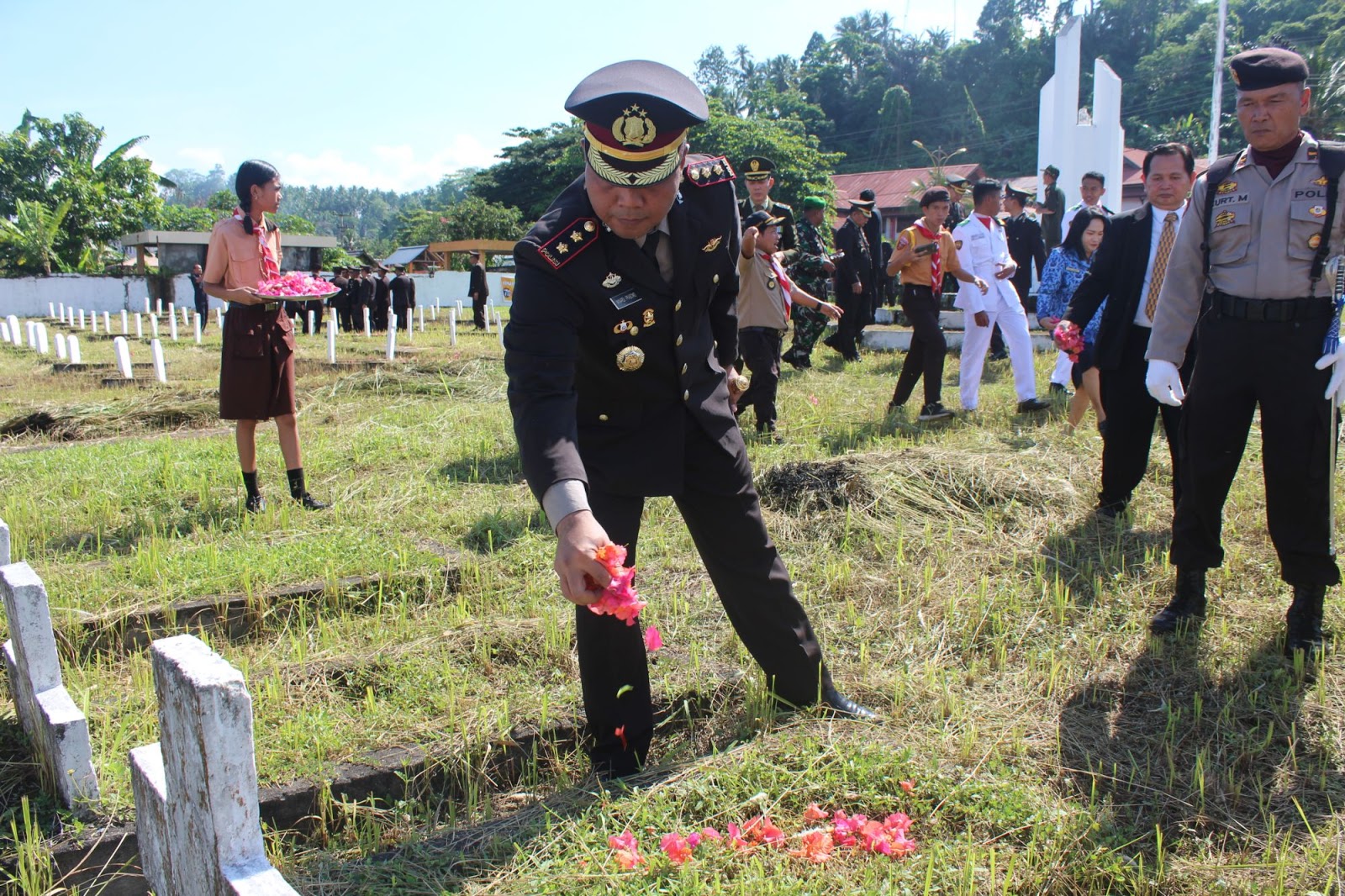 Kapolres Minsel Irup Hari Pahlawan di TMP Amurang