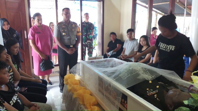 kapolres-minsel-kunjungi-rumah-duka-pelda-dolfie-bukunusa.jpg