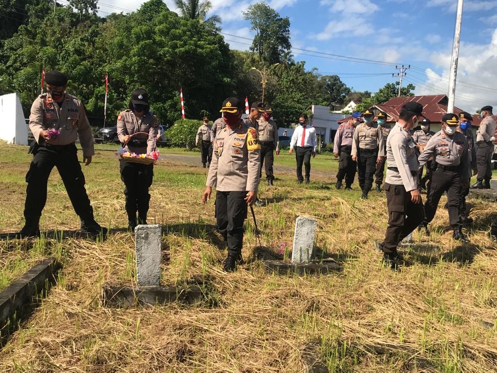 Sambut HUT Bhayangkara, Kapolres Minsel Pimpin Ziarah di TMP Amurang