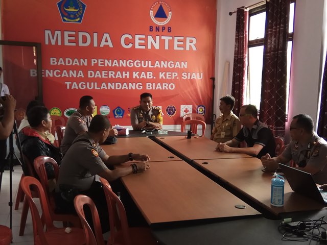 kapolres-sangihe-akbp-ferdinand-napitu-saat-berkoordinasi-dengan-bpbd-sitaro.jpg