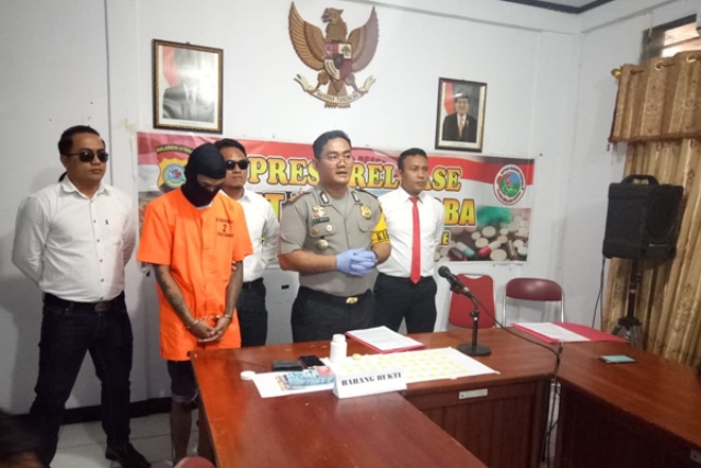 kapolres-sangihe-menyampaikan-keberhasilan-mengamankan-pria-yang-bawa-obat-keras.jpg