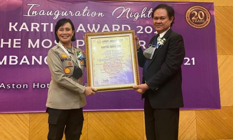 kapolsek-bolmong-akbp-nova-irone-surentu-ketika-menerima-penghargaan-kartini-award-2021.jpg