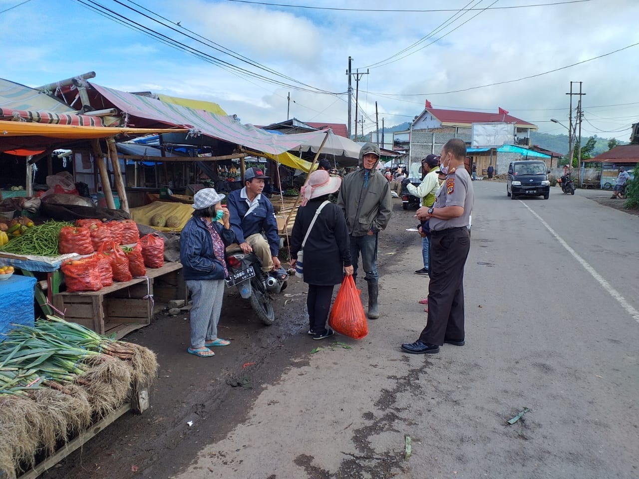 kapolsek-modoinding-akp-tommy-oroh-tertibkan-pasar-modoinding.jpg