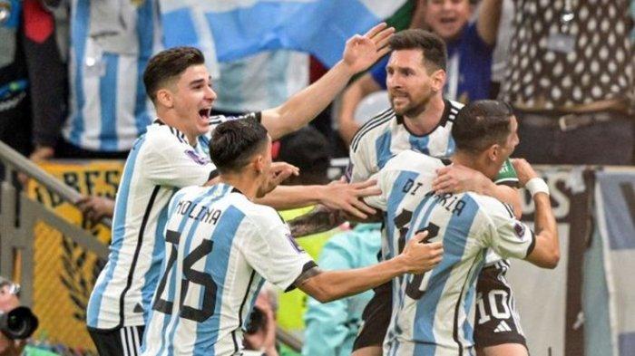 kapten-timnas-argentina-lionel-messi-10-merayakan-gol-bersama-rekan-rekan-setimnya.jpg