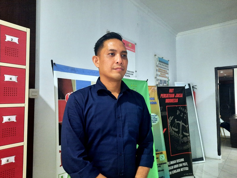 kasi-intel-kejari-minahasa-yosi-korompis-sh-saat-diwawancarai.jpg