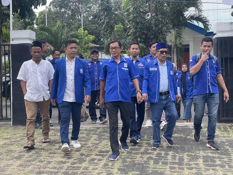 ke-Partai-Demokrat-saat-di-foto-bersama-petinggi-Partai-PAN-Kota-Bitung.jpg