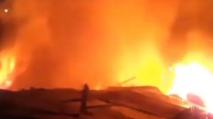 Tadi Malam Ada Kebakaran, 3 Damkar Dikerahkan Padamkan Api, yang Terbakar Bedeng dan Tumpukan Kardus