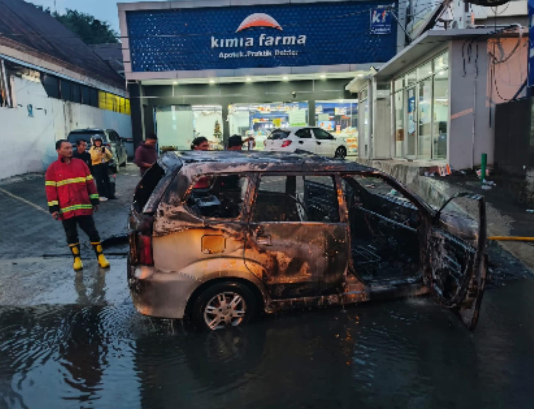 Mobil Terbakar di Jalan RE Martadinata Manado, Warga Sempat Dengar Ledakan