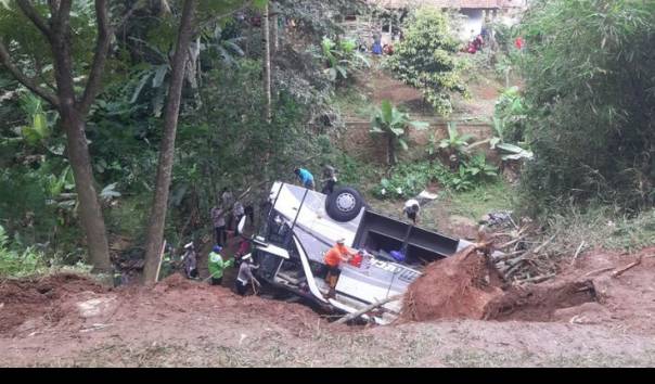 kecelakaan-bus-yang-terjun-ke-jurang-5566.jpg
