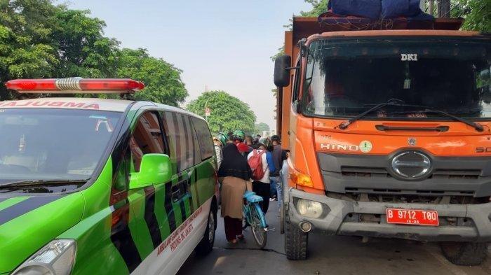 Wartawan Televisi Meninggal Setelah Menabrak Truk Sampah Terparkir