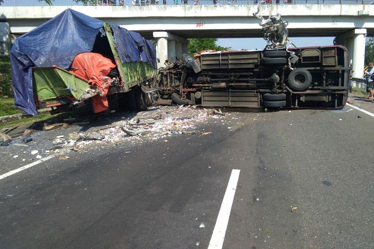 4 Orang Tewas dan 11 Luka-luka Dalam Kecelakaan Maut di Tol Cipali, Sopir Truk Melompat Hindari Bus