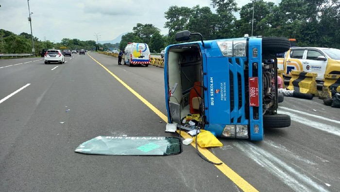 Kecelakaan Pukul 11.30 WIB, Bus Sekolah Angkut 8 Pasien Covid-19 Terguling, Satu Orang Patah Kaki