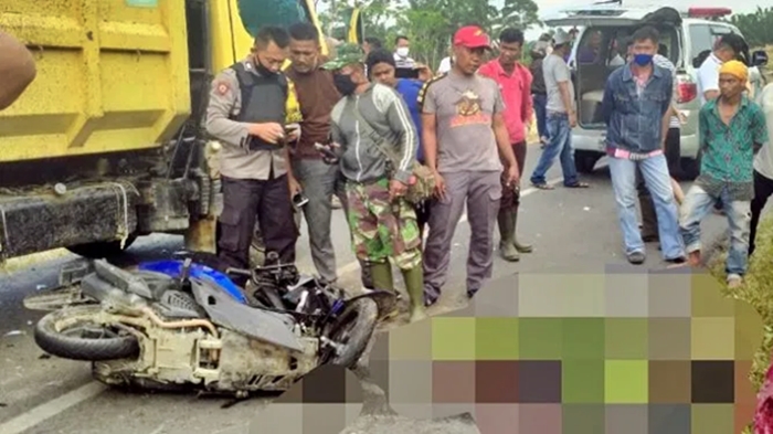 kecelakaan-drs-a-samad-wahid-56-pengendara-motor-yang-bertabrakan-dengan-truk-di-langsa-aceh.jpg