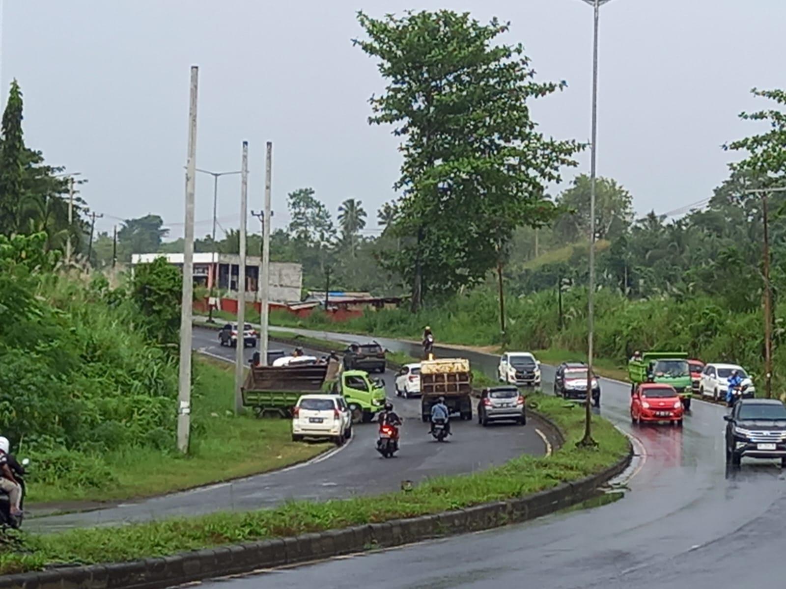 kecelakaan-dump-truck-ring-road-manado.jpg